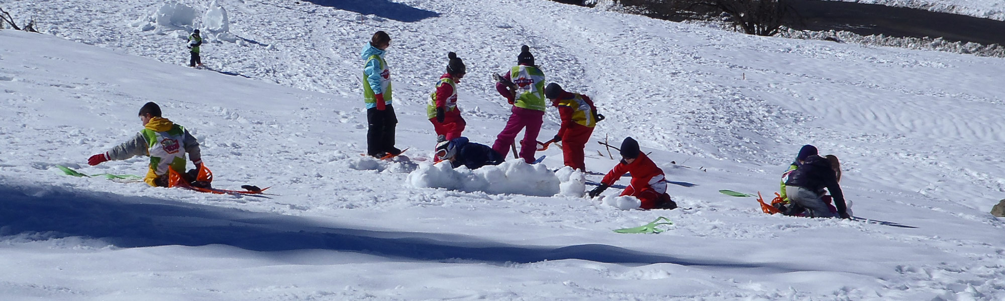 raquettes à neige enfants - construction d'igloo et jeux - La Mongie - Pyrenees